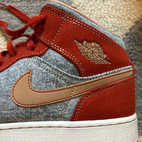 Air Jordan 1 Mid SE (GS) - Picture 5 of 9